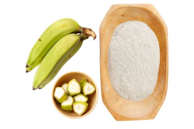 Organik yeşil muz unu, ezilmiş, çiğ ve kuru izole edilmiş beyaz arka plan. Glütensiz un. Üst görünüm