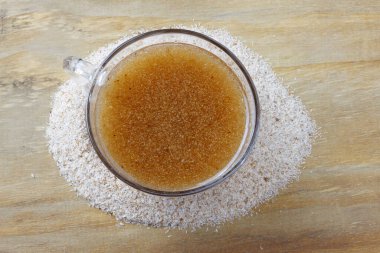 Cam bardaktaki suyla karıştırılmış psilyum kabuk lifleri jel oluşturur. en üstteki görünüm