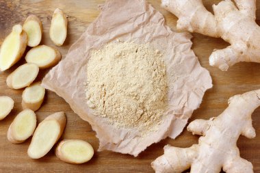 Kırsal ahşap masanın üzerinde zencefil tozu. Antiinflamatuar ve antioksidan.