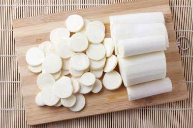 Ahşap masanın üzerinde dilimlenmiş avuç içi palmetto. Az karbonhidrat