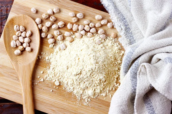 有机自制的鹰嘴豆面粉盖在乡村木桌上 无麸质 — 图库照片