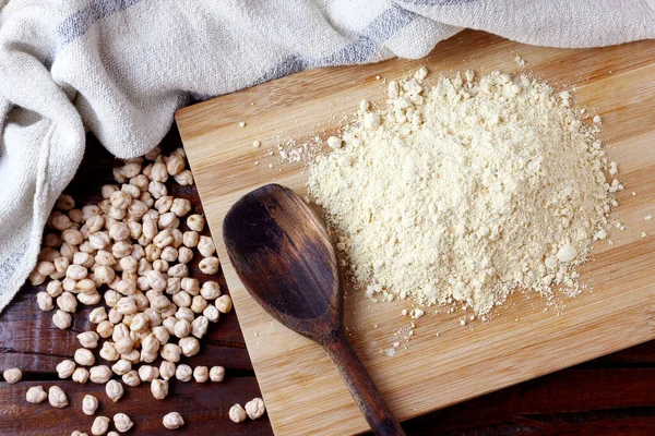 有机自制的鹰嘴豆面粉盖在乡村木桌上 无麸质 — 图库照片