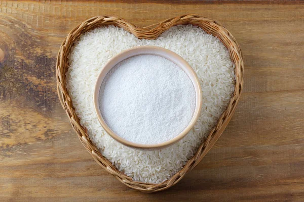 유기농 쌀가루를 조리용 그릇에 담는다 글루텐 — 스톡 사진