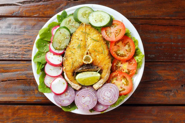 Ketogenik ya da paleo diyet yemeği, rustik ahşap masada ızgara balık ve sebze. Az karbonhidrat, sağlıklı beslenme. en üstteki görünüm