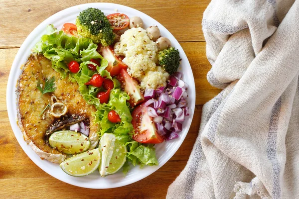 Ketogenik ya da paleo diyet yemeği, rustik ahşap masada ızgara balık ve sebze. Az karbonhidrat, sağlıklı beslenme. en üstteki görünüm