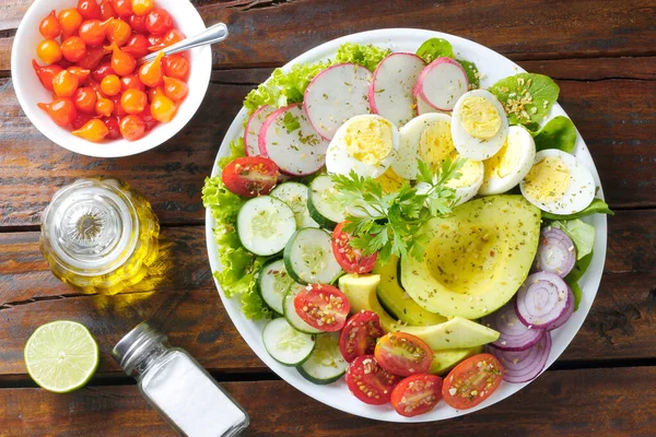 Gezond Eetbord Van Avocado Salade Met Eieren Groenten Rustieke Houten — Stockfoto