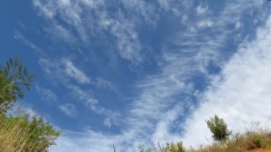 Zaman ayarlı beyaz bulutlar mavi gökyüzünü hareket ettiriyor. Bulutlar Mavi Gökyüzü Zaman Hızı. doğa arkaplanı