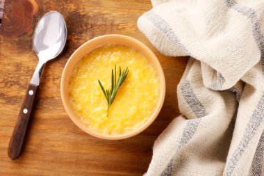 Kırsal ahşap masada seramik kasede polenta. Mısır ya da maviga.Üst manzara