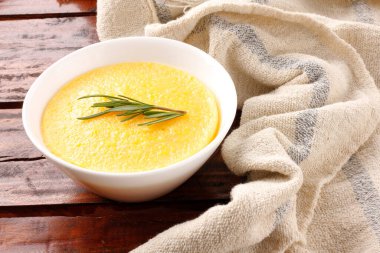 Kırsal ahşap masada seramik kasede polenta. Mısır ya da maviga.Üst manzara