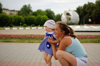 yürüyüşte kızı olan anne