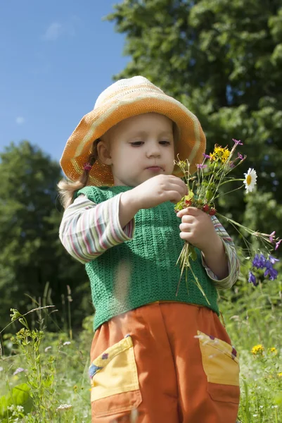 La niña con fresa silvestre — Foto de Stock