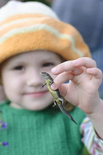 A menina segura um lagarto — Fotografia de Stock