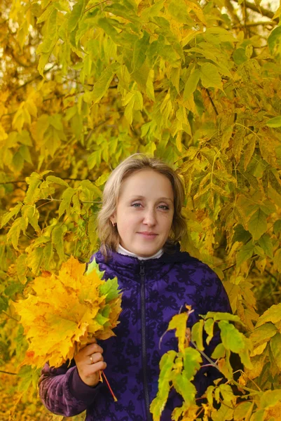 Retrato de la mujer madera de otoño —  Fotos de Stock