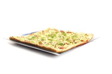 Beyaz arka planda pizza.