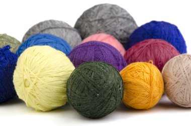 renkli iplik topları. çok renkli yün iplik topları