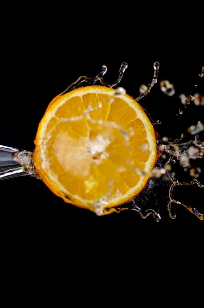 Orange est tombé dans l'eau éclaboussure — Photo