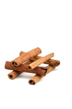 beyaz zemin üzerine tarçın tübüllerin