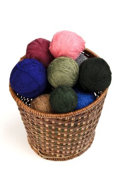 Kazak ve üzerinde beyaz izole yün topları