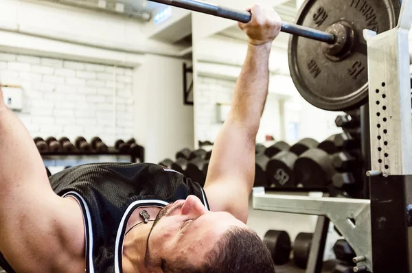 Groep met halter gewicht trainingsapparatuur op sport gym Rechtenvrije Stockfoto's