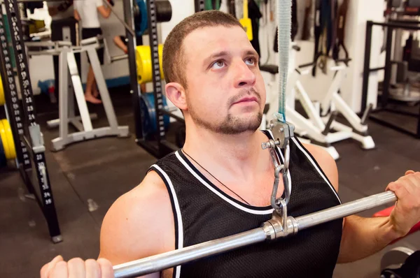 Mann mit Krafttrainingsgerät auf Sportgymnastikverein — Stockfoto