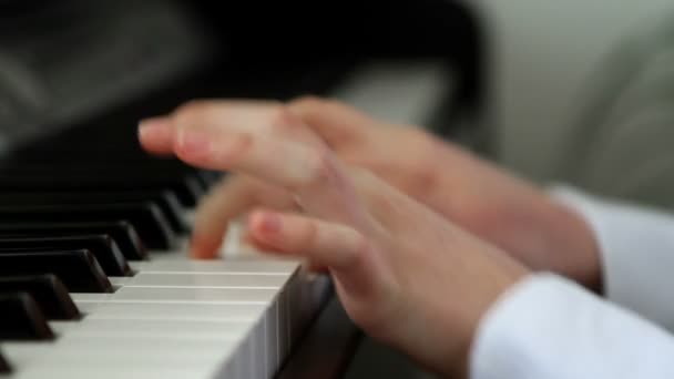 Dívka ruce hrát na klavír — Stock video