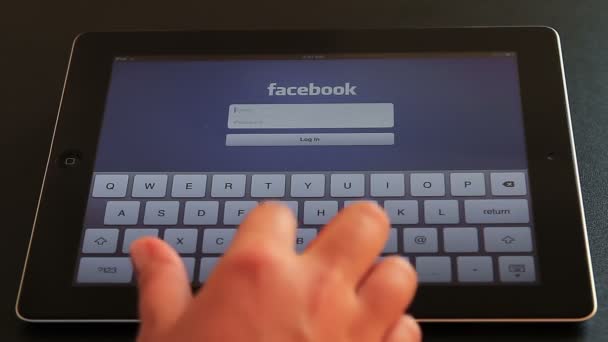 Facebook su iPad 3 — Video Stock