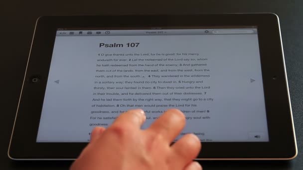 Lectura de la Biblia en iPad — Vídeo de stock