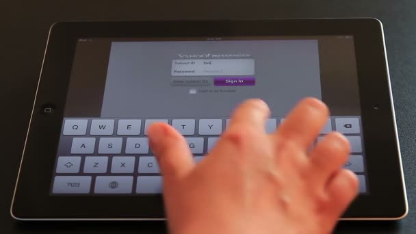 Yahoo Messenger en iPad3 — Vídeos de Stock