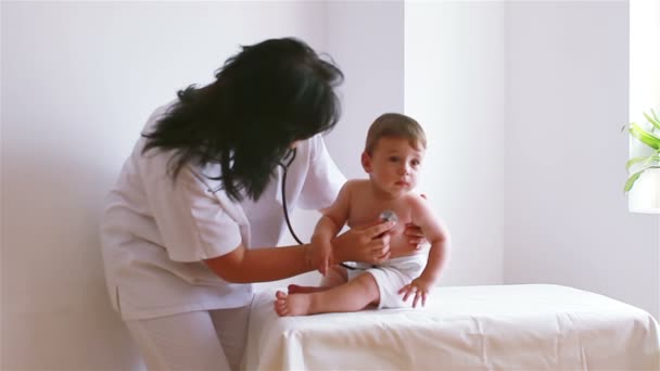 Ребенок у врача — стоковое видео