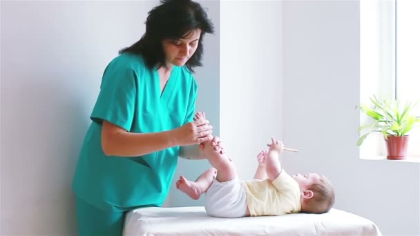 Massagem para pés de bebê — Vídeo de Stock