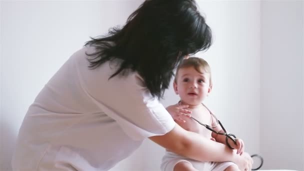 Söt baby i ett besök hos doktorn — Stockvideo