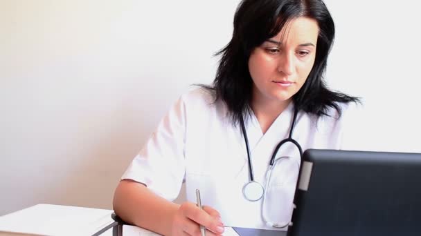 Médico trabalhando em tablet — Vídeo de Stock