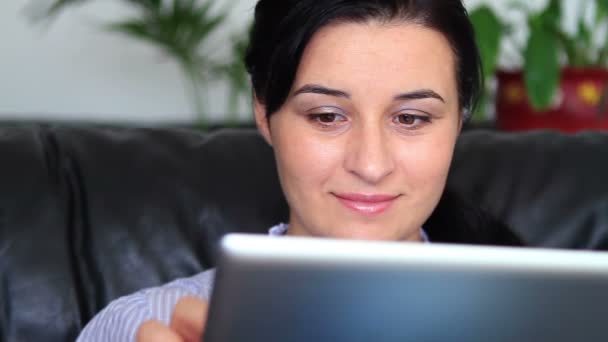 Mujeres jóvenes en casa usando una tableta — Vídeos de Stock