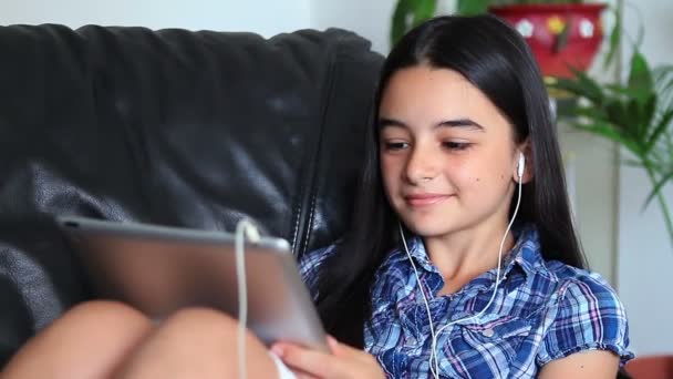 Χαμογελαστό κορίτσι να ακούτε μουσική στο pc ταμπλετών — Αρχείο Βίντεο