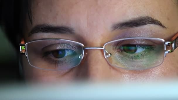 Kobieta, pracująca na komputerze typu tablet — Wideo stockowe