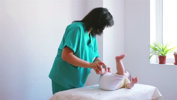 Baby foot massage — Stock Video