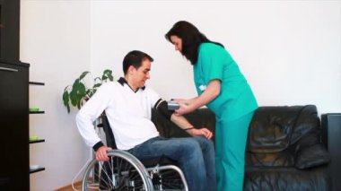 Tekerlekli sandalyede genç yetişkin için kan basıncı kontrol