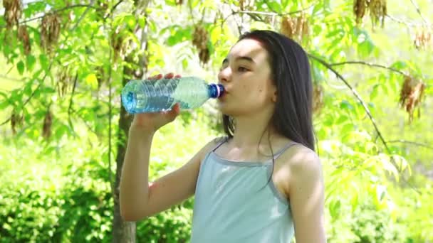 Chica beber agua — Vídeo de stock