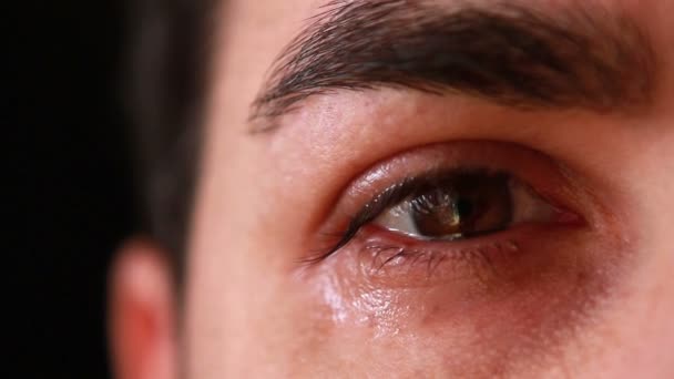 Nahaufnahme Mann Auge weint — Stockvideo
