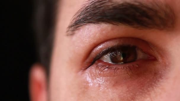 Primer plano hombre ojo llorando — Vídeos de Stock