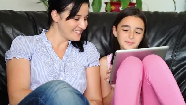 Pequena criança surfa na internet com sua mãe — Vídeo de Stock