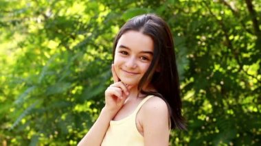 güzel kız parkta kamera bakıyor