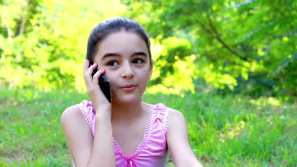 Mosolygó tizenéves lány beszél a mobiltelefon — Stock videók