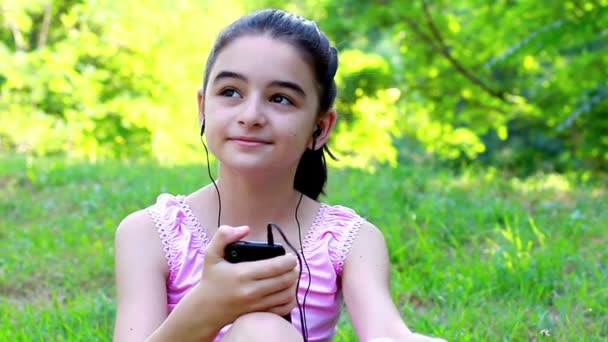 Girl listening to music — Stock Video