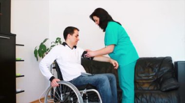 Engelli genç yetişkin için kan basıncı kontrol