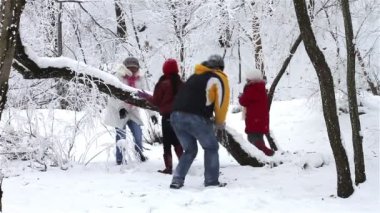 Aile kartopu savaşı yapıyor.
