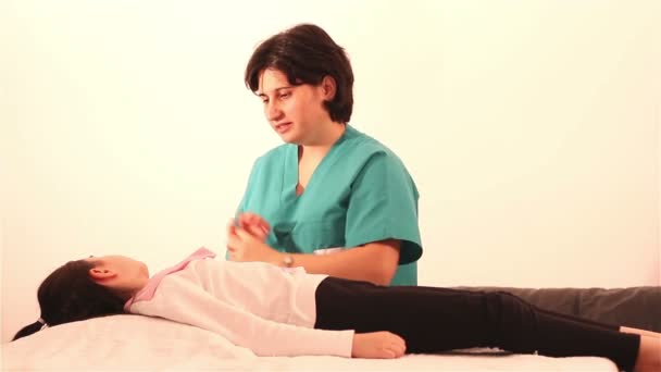 Fizik tedavi el altında — Stok video