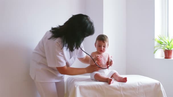Barnet i ett besök hos läkaren — Stockvideo