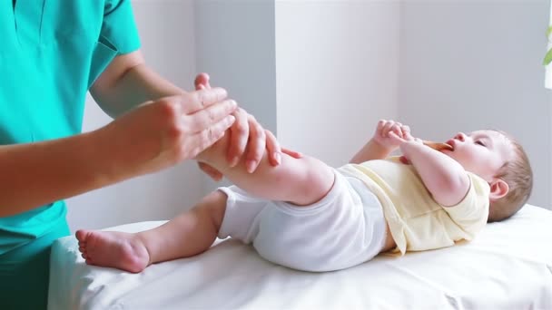 Physiotherapist massaging little baby boy foot — Stock Video