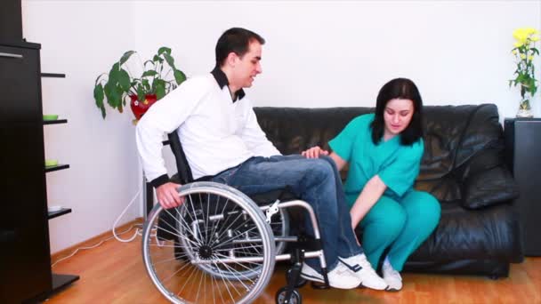 Fisioterapeuta trabajando con el paciente — Vídeos de Stock